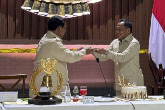 Presiden Prabowo dan Kabinet Merah Putih rayakan ulang tahun Mendagri Tito Karnavian saat Retreat Akmil, Magelang, Jawa Tengah, Sabtu (26/10/2024). Foto: Dok. Istimewa