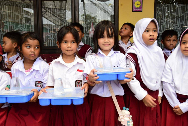 Program makan bergizi gratis, saat dijalankan di Bandung. Dok: Polrestabes Bandung