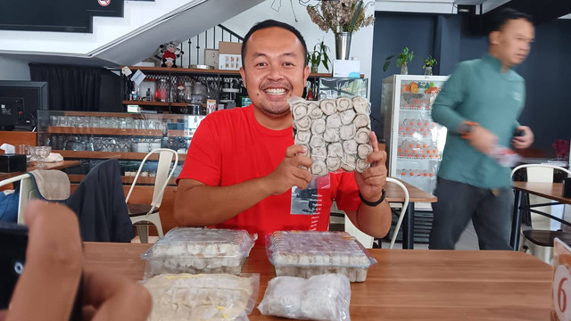 Yanuar menjalankan bisnis kuliner dimsum di Bandung Jawa Barat dengan modal awal Rp 200 ribu. Foto: Tomi Indra