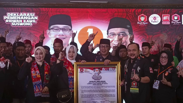 Calon Gubernur Jakarta Ridwan Kamil menerima deklarasi dukungan dari Ormas Bang Japar yang dipimpin oleh Anggota DPD RI Fahira Idris di Setiabudi, Jaksel, Sabtu (26/10/2024).  Foto: Thomas Bosco/kumparan