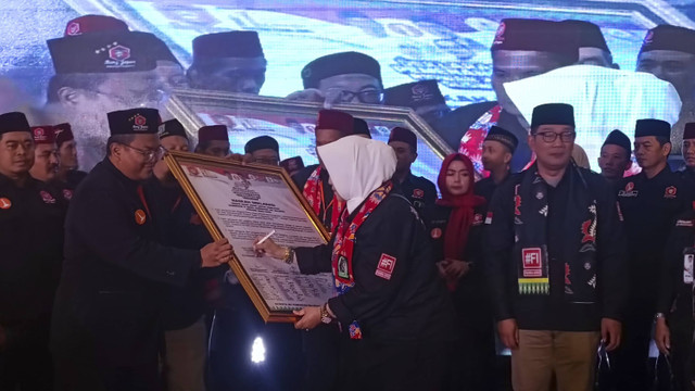 Calon Gubernur Jakarta Ridwan Kamil menerima deklarasi dukungan dari Ormas Bang Japar yang dipimpin oleh Anggota DPD RI Fahira Idris di Setiabudi, Jaksel, Sabtu (26/10/2024).  Foto: Thomas Bosco/kumparan