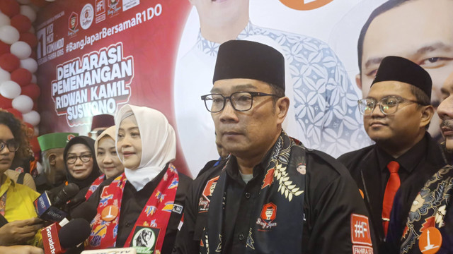 Cagub Jakarta Ridwan Kamil usai menerima deklarasi dukungan dari Ormas Bang Japar yang dipimpin oleh Anggota DPD RI Fahira Idris di Setiabudi, Jaksel, Sabtu (26/10). Foto: Thomas Bosco/kumparan