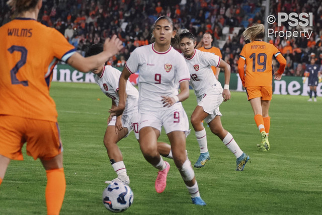 Aksi Timnas Wanita Indonesia saat berhadapan dengan Timnas Wanita Belanda di laga persahabatan di Stadion De Vijverberg, Doentinchem, Belanda, Sabtu (26/10) dini hari WIB. Foto: Dok. PSSI