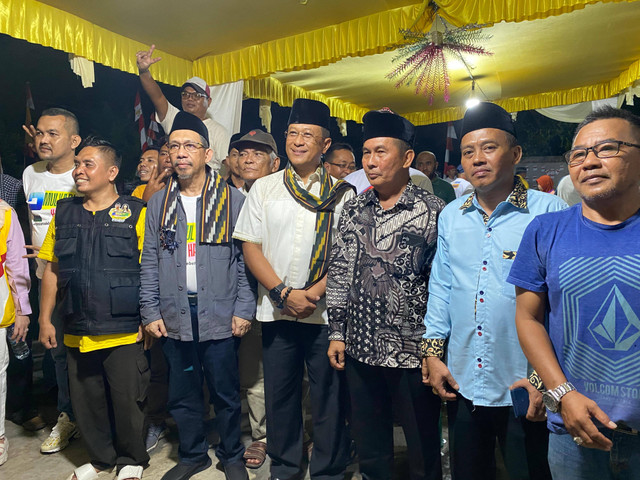 Didi Haryono dan Mulyadi berfoto bersama warga Pontianak Utara. Foto: Yulia Ramadhiyanti/Hi!Pontianak