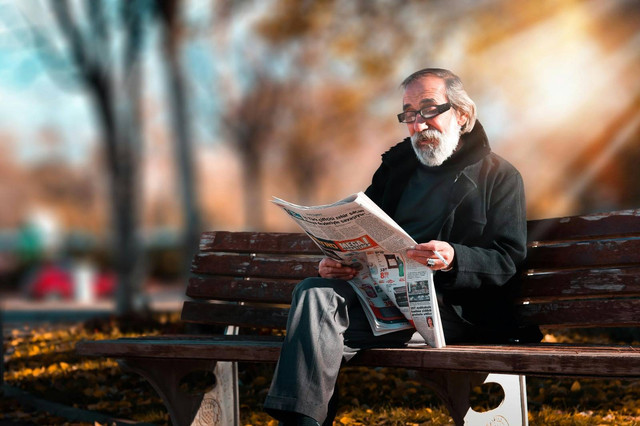 Ilustrasi seseorang ketika membaca koran. Photo by Hasan Albari: https://www.pexels.com/photo/photo-of-man-reading-newspaper-1652340/