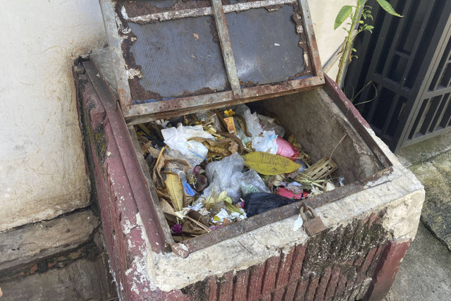 Salah satu tempat sampah di depan Gang Kemanggisan, Jati Padang, Jakarta Selatan, Sabtu (26/10/2024).  Foto: Alya Zahra/kumparan 