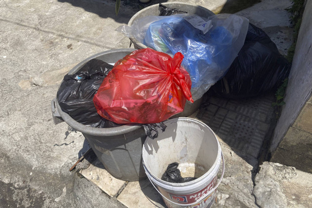 Salah satu tempat sampah di depan Gang Kemanggisan, Jati Padang, Jakarta Selatan, Sabtu (26/10/2024). Foto: Alya Zahra/kumparan 