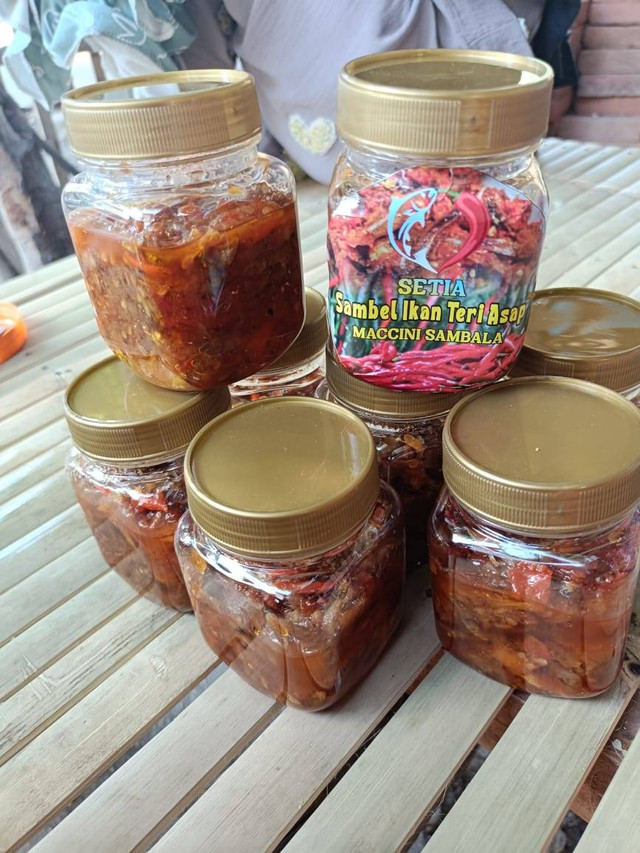 Foto : sambel Ikan teri Asap dalam kemasan hasil olahan istri nelayan Desa Maccini Sombala yang difasilitasi Mahasiswa Sarjana Desa ITB Ahmad Dahlan Jakarta