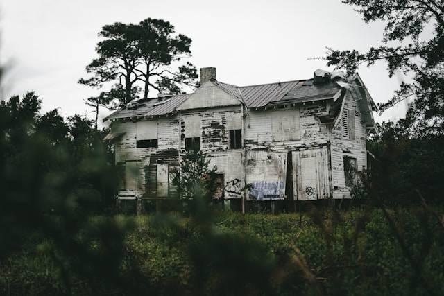 Rumah Hantu Darmo. Foto hanya ilustrasi, bukan tempat sebenarnya. Sumber: Unsplash/Samuel Branch