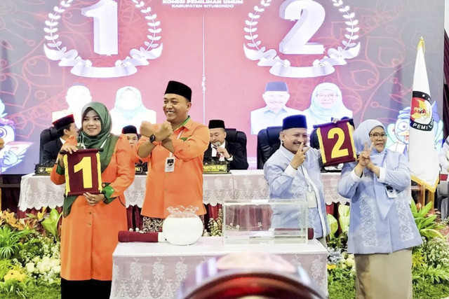 Rio Wahyu Prayogo-Ulfiyah mendapatkan nomor urut 1 dalam Pilkada 2024 di Situbondo, Jawa Timur, sedangkan Karna Suswandi-Khoirani nomor urut 2. Senin (23/9/2024). Foto: Novi Husdinariyanto/Antara