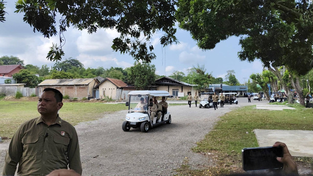 Presiden Prabowo Subianto menyempatkan diri meninjau dapur Satuan Pelayanan Makan Bergizi, Badan Gizi Nasional yang didirikan saatsela-sela retreat bersama menteri Kabinet Merah Putih di Akademi Militer Magelang, Jawa Tengah, Sabtu (26/10/2024). Foto: Arfiansyah Panji Purnandaru/kumparan