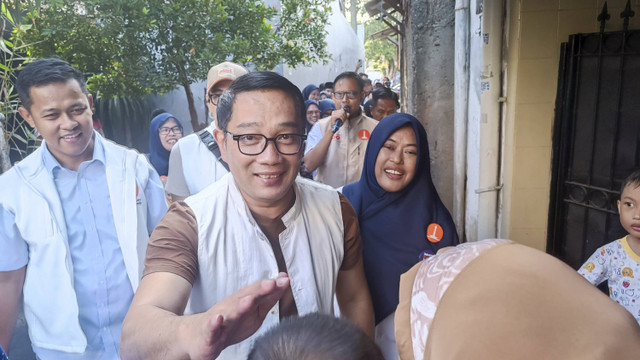 Calon Gubernur Jakarta nomor urut satu Ridwan Kamil blusukan di kawasan Pulogebang, Jakarta Timur, Sabtu (26/10/2024). Foto: Thomas Bosco/kumparan