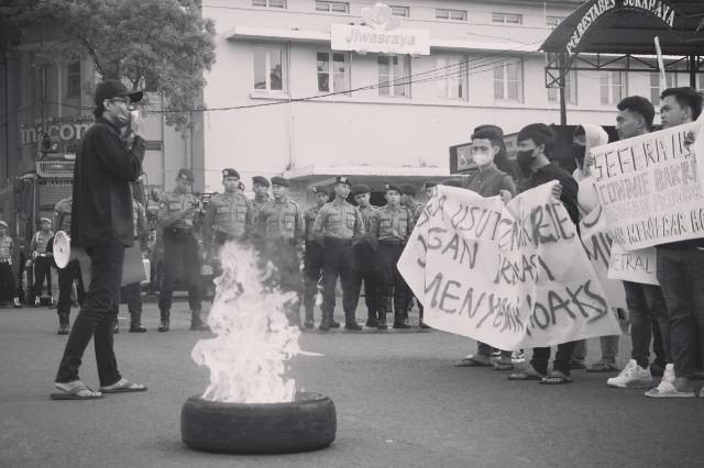 Aksi Demonstran Depan Polrestabes Surabaya (21/03/24) Sumber : Kanal Pribadi 