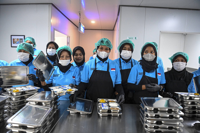 Petugas menyiapkan makanan bergizi di gedung Satuan Pelayanan Makan Bergizi, Magelang, Jawa Tengah, Sabtu (26/10/2024).  Foto: Muhammad Adimaja/ANTARA FOTO