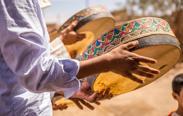 Orang-orang Berber yang dalam upacara pernikahan dengan pakaian tradisional mereka, wanita menari dengan musik otentik. Foto : Istockphoto.com