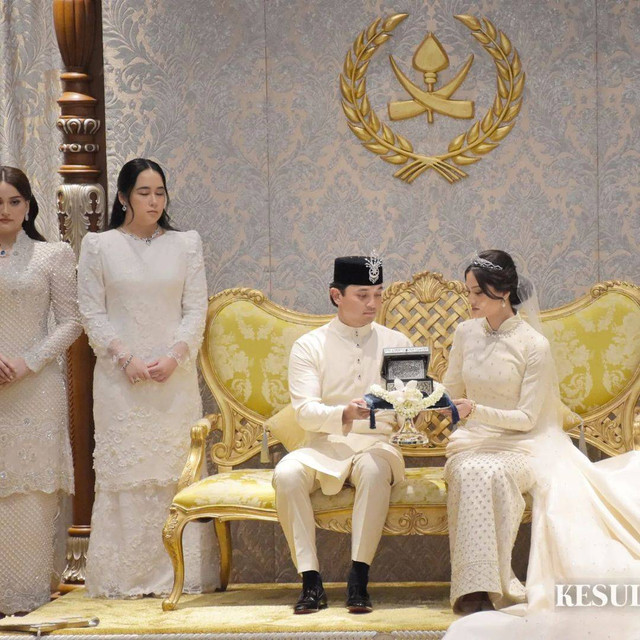 Pangeran Pahang, Tengku Muhammad Iskandar, menikahi perempuan berdarah Indonesia Tengku Natasya Puteri Adnan di Istana Abdulaziz, Kuantan, Pahang, Malaysia, pada Kamis (24/10). Foto: Instagram/@kesultanan.pahang