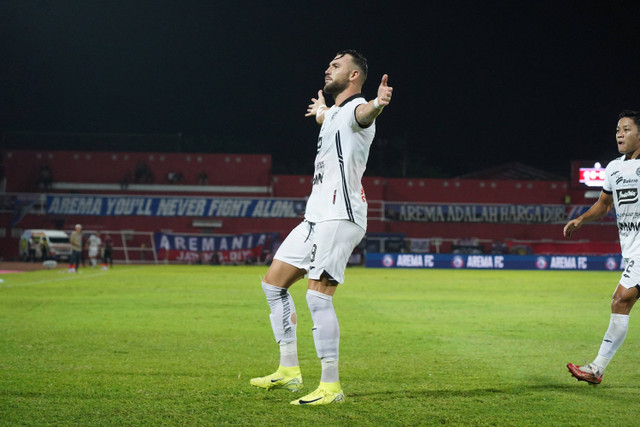 Marko Simic usai cetak gol ke gawang Arema, Stadion Gelora Soepriadi, Blitar, Sabtu (26/10) malam. Foto: Dok. Persija