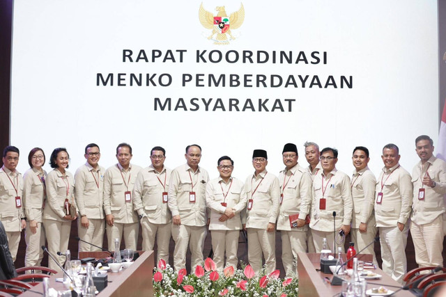 Menteri Koordinator Bidang Pemberdayaan Masyarakat Abdul Muhaimin Iskandar atau Cak Imin (tengah) foto bersama usai mimpin rapat Kemenko Pemberdayaan RI di Akmil Tidar Magelang, Sabtu (26/10). Foto: X/@cakimiNOW