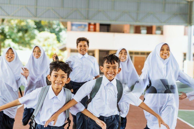 Foto siswa/i yang sedang mau sekolah berharap dengan pendidikan berkualitas, iStock