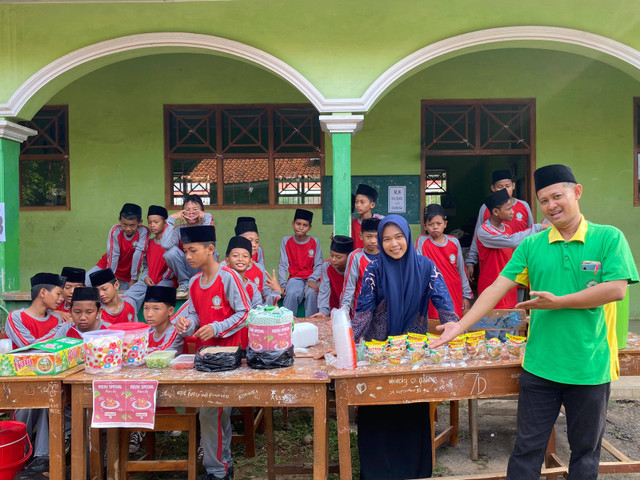 mahasiswa PPL mendampingi siswa kelas VII melaksanakan wirausaha di kegiatan P5RA.