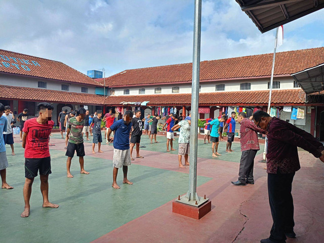 Asyik! WBP Lapas Narkotika Purwokerto Gerak Badan Bersama Kepala Lapas