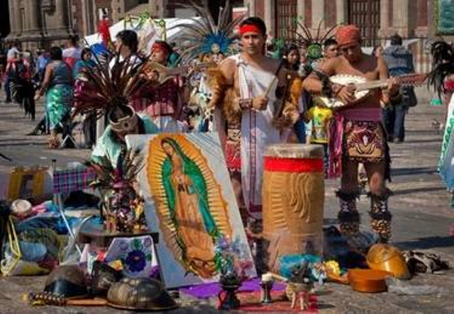 Penyatuan budaya lokal dan agama yang dibawa oleh kolonial Spanyol terlihat dimana terdapat gambar Bunda Maria di samping kerajinan budaya asli. Source: shutterstock