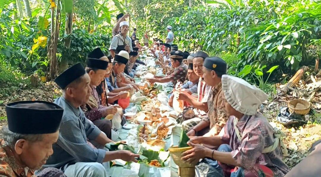 Makan bersama setelah pembacaan tahlilan. Foto : Robi'a ‘Ilmi Dzakiyyah/Kumparan