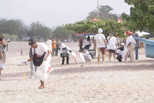 Aksi beach clean up di Pantaii Jerman, Kuta, Bali, Sabtu (26/10/2024) - IST