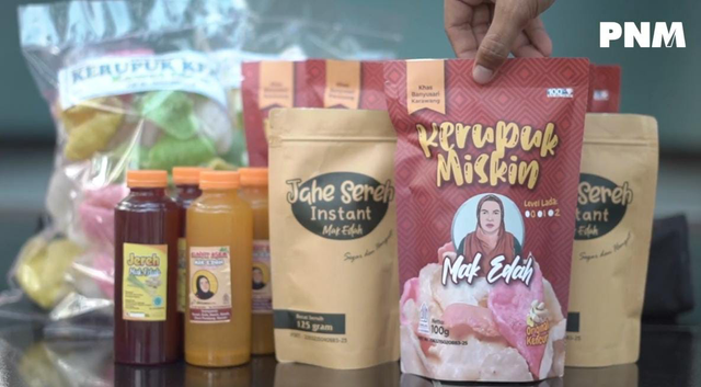 Keripik kencur Mak Edah hasil usaha nenek-nenek yang diberdayakan oleh Jubaedah selaku Ketua Kelompok Mekaar di Desa Kedawung, Bekasi. Foto: Dok. PNM