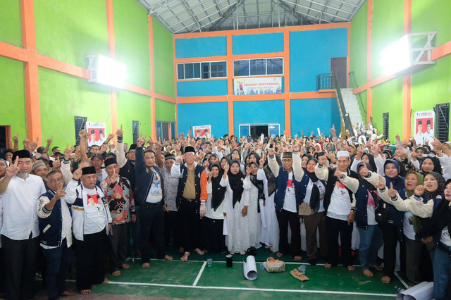 Calon Gubernur Kalbar nomor urut 1, Sutarmidji saat silaturahmi dialogis di Kecamatan Tebas. Foto: Tim Media Midji-Didi