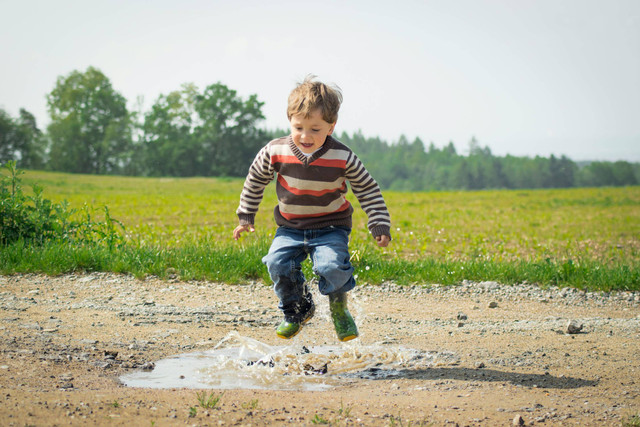 Ilustrasi Boy Jumping Near Grass at Daytime. Sumber: Pexels.com