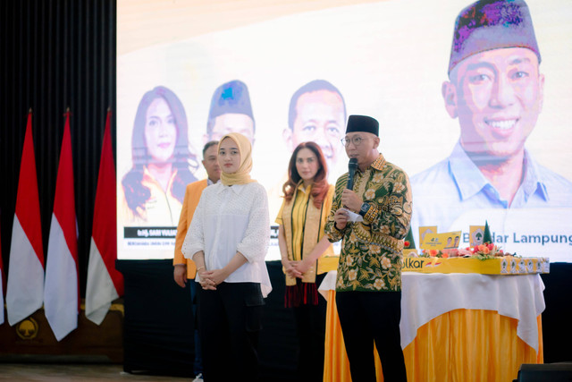 Calon Gubernur dan Wakil Gubernur Lampung, nomor urut 01 Rahmat Mirzani Djausal dan Jihan Nurlela dalam acara silaturahmi dan Konsolidasi kader partai Golkar Se- Provinsi Lampung | Foto : Ist