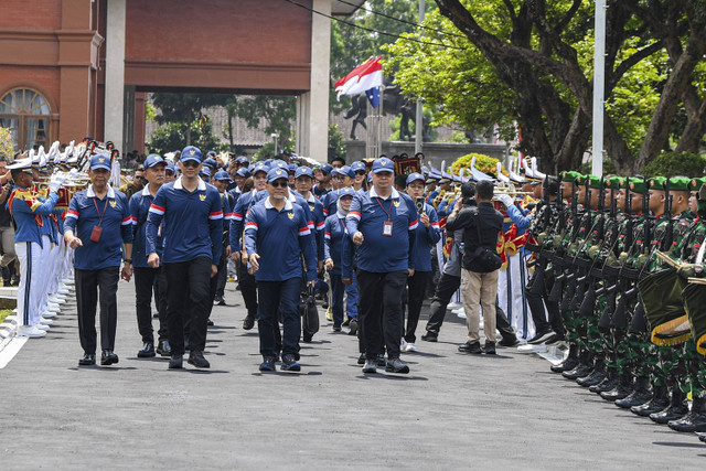 Sejumlah Menteri berbaris meninggalkan Akademi Militer usai mengikuti kegiatan pembekalan, rapat kerja dan retreat Kabinet Merah Putih 2024-2029 di Akademi Militer Magelang, Jawa Tengah, Minggu (27/10/2024). Foto: Muhammad Adimaja/ANTARA FOTO