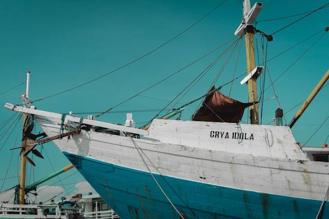 Pelabuhan Tanjung Perak. Foto adalah Pelabuhan Tanjung Perak. Sumber: Unsplash/Bayu Martdiansyah