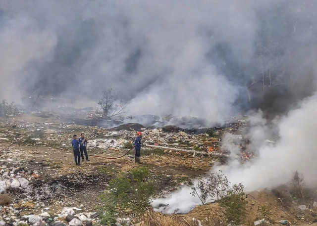 Kebakaran di Tempat Pembuangan Akhir (TPA) Kopi Luhur di Kecamatan Harjamukti, Kota Cirebon, Jawa Barat, pada Minggu (27/10/2024). Foto: kumparan