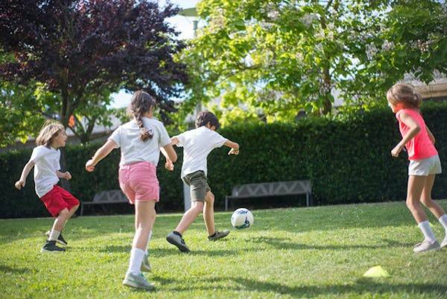 Ilustrasi Young Kids Playing Football on the Field. Sumber: Pexels.com