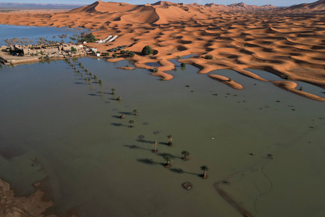 Foto udara menunjukkan bukit pasir yang sebagian tertutup oleh banjir di Merzouga, Maroko, pada 24 Oktober 2024. Foto: Stelios Misinas/REUTERS