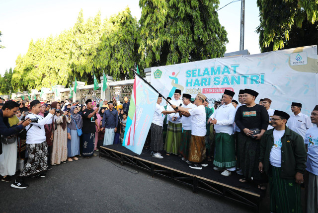 Pelepasan peserta jalan sehat sarungan dalam Puncak peringatan Hari Santri Nasional oleh Pj. Gubernur Lampung, Samsudin dan Kepala Kanwil Kemenag Provinsi Lampung, Puji Raharjo | Foto : Ist