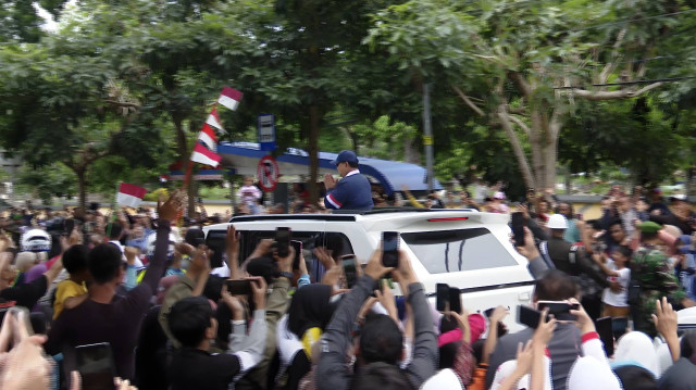 Warga Magelang antusias menyapa Presiden Prabowo Subianto usai Retreat Kabinet Merah Putih. Foto: Dok. Istimewa