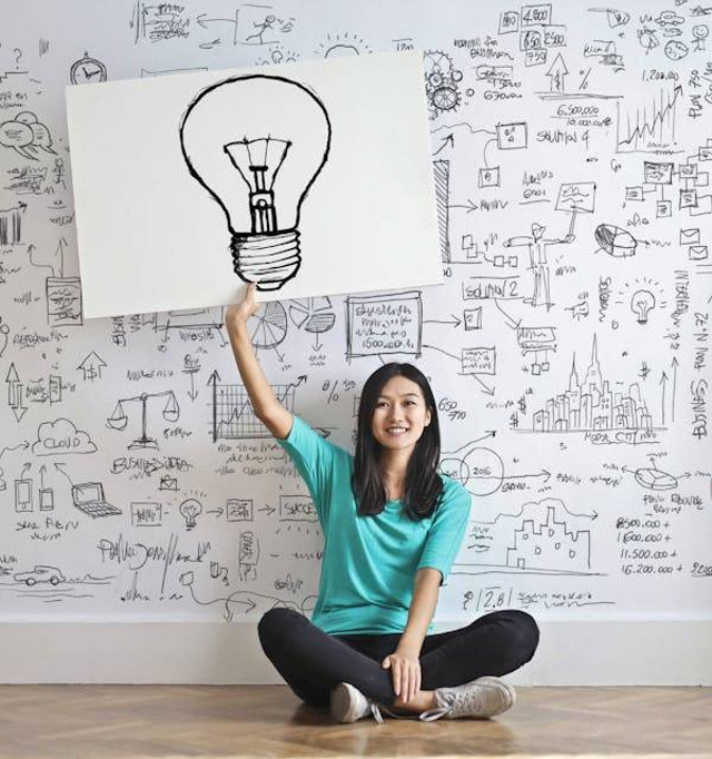 Ilustrasi Woman Draw a Light bulb in White Board. Sumber: Pexels.com