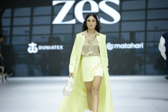 Fashion show koleksi brand Nevada kolaborasi APR x Matahari x DuniaTex di Jakarta Fashion Week 2025, PIM 3, Jakarta, Kamis (24/10/2024). Foto: Jakarta Fashion Week/Getty Images