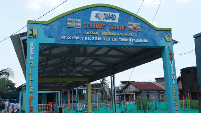 Gapura “Selamat Datang” yang berdiri di Kawasan Kampung Budidaya Ikan Hias, Minggu (27/10). Foto: Nyms/abp/urban id