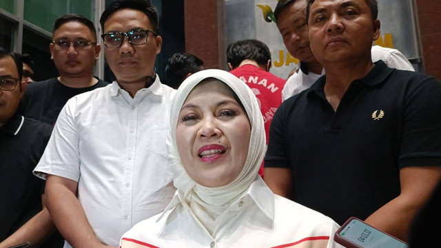 Kepala Kejaksaan Tinggi (Kajati) Jawa Timur, Mia Amiati saat konferensi pers penangkapan terpidana Gregorius Ronald Tannur di Kejati Jatim, Surabaya, Minggu (27/10/2024). Foto:  Farusma Okta Verdian/kumparan