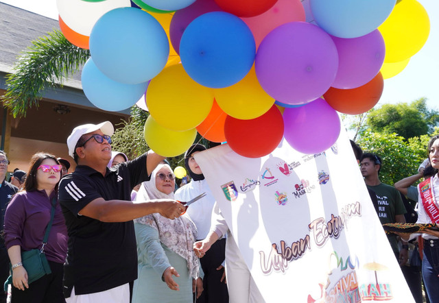 Pelepasan balon ke udara oleh Pj. Gubernur Lampung, Samsudin dalam pembukaan Festival Nemui Nyimah 2024  | Foto : Eka Febriani / Lampung Geh