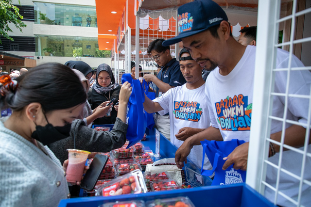 Klaster Mitra Bery sebagai kelompok usaha petani stroberi di Desa Lebakmuncang, Ciwidey, Bandung ikut serta dalam Bazaar UMKM BRILiaN di Kantor Pusat BRI, Jakarta. Foto: Dok. BRI