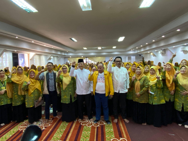 Cawagub Kalbar, Didi Haryono, bersilaturahmi dengan ibu-ibu pengajian Al-Hidayah. Foto: Yulia Ramadhiyanti/Hi!Pontianak