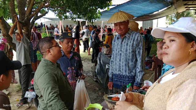 Penilaian lomba produk olahan hasil pertanian dan perikanan oleh Kepala Dinas Pertanian Kabupaten Gunung Mas. 