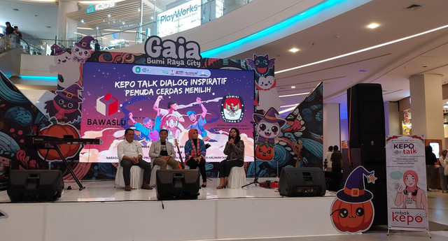 Windy Prihastari berdialog bersama Ketua KPU Kalbar, Muhammad Syarifuddin Budi dan anggota Bawaslu Kalbar, Yosef Harry Suyadi pada agenda Dialog Inspiratif Pemuda Cerdas Memilih. Foto: Alycia Tracy Nabila/Hi!Pontianak