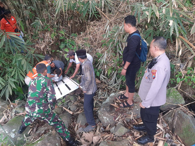 Polsek Pagerwojo Mendatangi TKP Orang Gantung Diri di Pohon Bambu