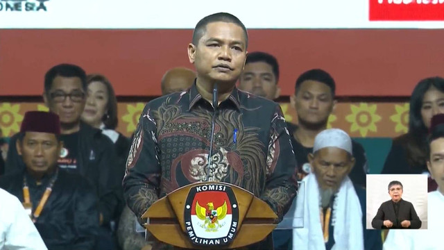 Ketua KPU Provinsi DKI Jakarta Wahyu Dinata saat Debat Kedua Pilgub Jakarta di City Beach International Stadium (BCIS) Ancol, Jakarta, Minggu (27/10/2024). Foto: YouTube/ KPU PROVINSI DKI JAKARTA 